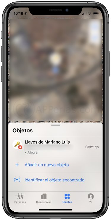 Candado rojo junto a imagen del Airtag Candado rojo junto a imagen del Airtag